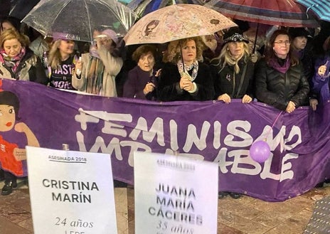 Imagen secundaria 1 - Ni la lluvia ni el viento impidieron que más de 1.500 personas reivindicaran por las calles de Huelva la igualdad en el 8M