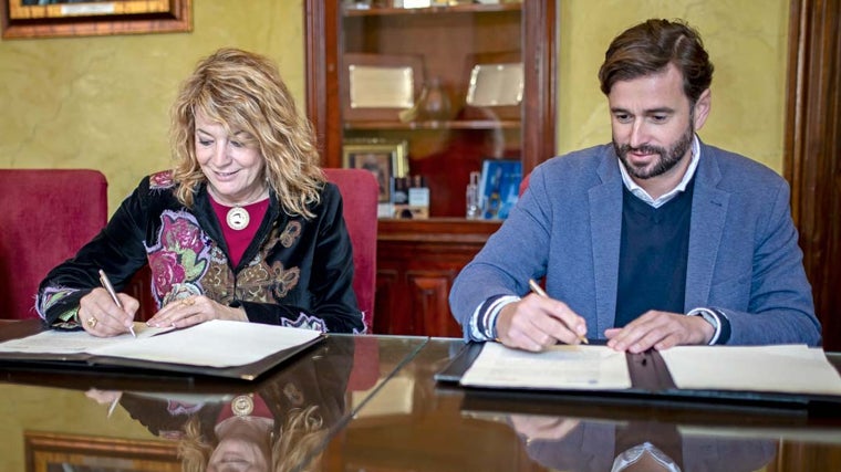Pilar Miranda y Daniel Toscano firman el acuerdo