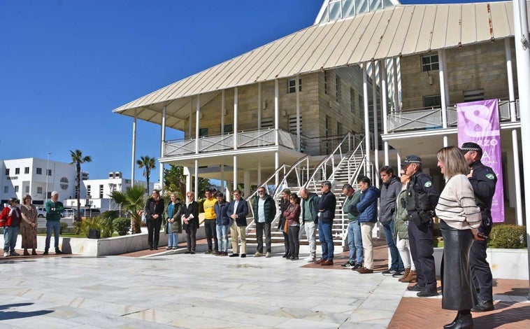 Imagen principal - Numerosas localidades se unieron al respetuoso minuto de silencio en recuerdo de las víctimas de aquel salvaje atentado. Arriba, el Ayuntamiento de Punta Umbría y sobre estas líneas los de Aljaraque y Lepe
