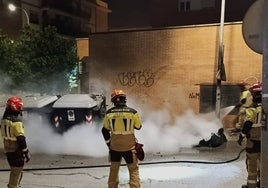 Reclaman al Ayuntamiento de Huelva «acciones concretas» contra la quema indiscriminada de contenedores