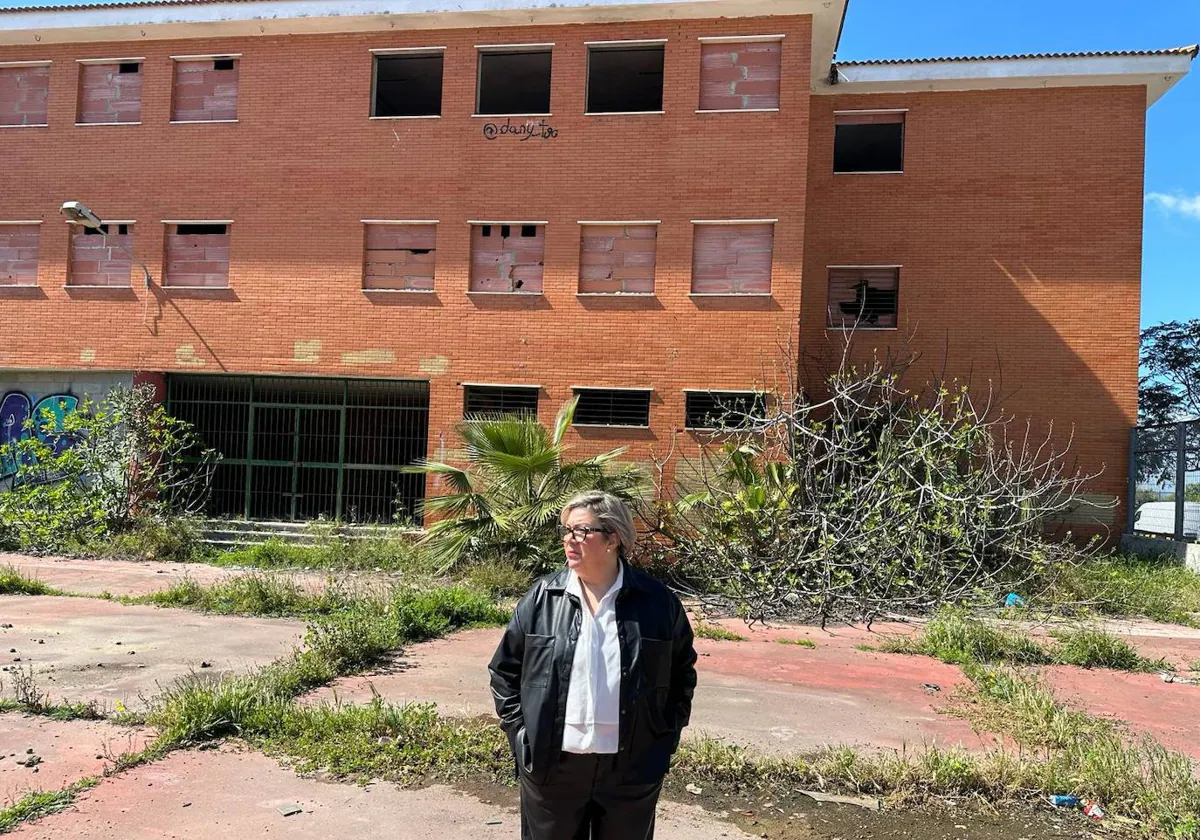 Mónica Rossi en su visita a los edificios abandonados de la barriada Príncipe Juan Carlos de La Orden