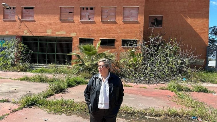Mónica Rossi critica «el grave deterioro» y la «basura y maleza» de varios edificios en La Orden