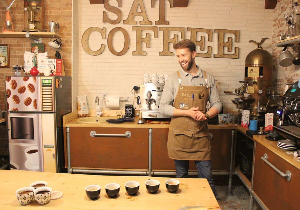 Jesús Rodríguez en Sat Coffee, la única tienda especializada en café en Huelva