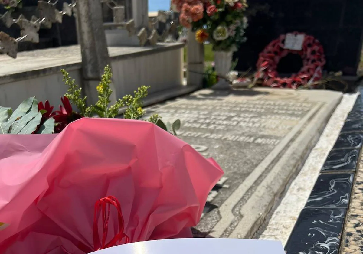 Ramo de flores de la productora de 'Operación Barrio Inglés' en la tumba de William Martin