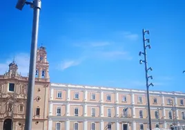 Polémica por las nuevas farolas instaladas en la plaza de la Merced tras su remodelación