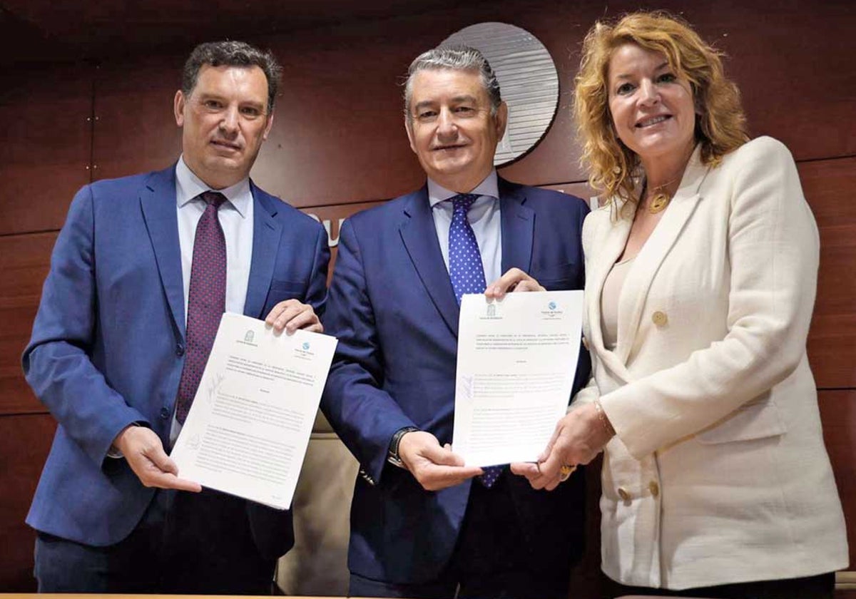 Santana, Sanz y Miranda tras la firma del acuerdo