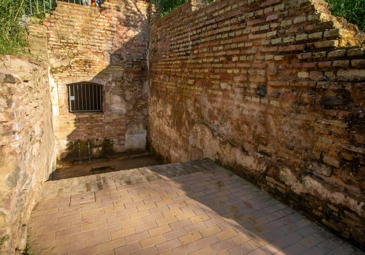 Acceso a la Fuente Vieja, parte del acueducto romano subterráneo de la ciudad