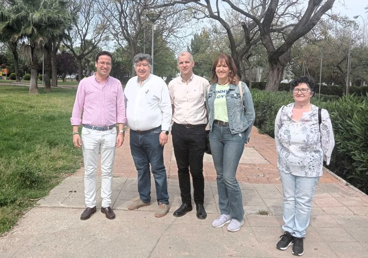 El concejal del Ayuntamiento de Huelva Nacho Molina con vecinos de la barriada Costa de la Luz