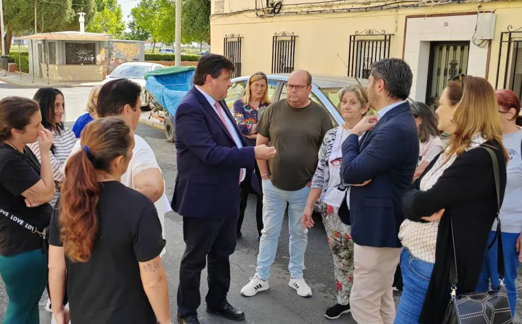 Imagen principal - Representantes del Grupo Municipal Socialista del Ayuntamiento de Huelva han atendido las quejas de los vecinos y comprobado el estado en el que se encuentran algunas zonas del barrio