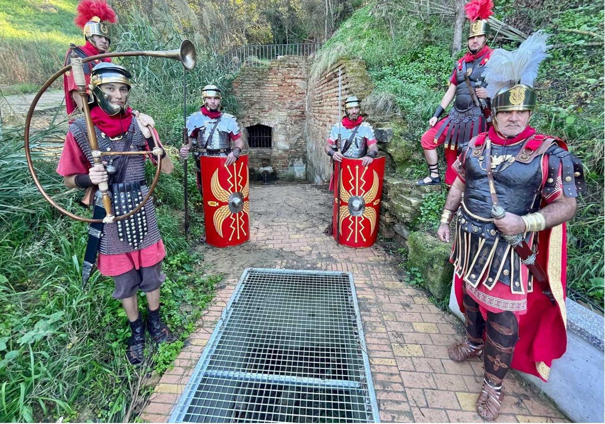 La Centuria Romana de Huelva 'Legio XIX' ambienta el entorno del monumento