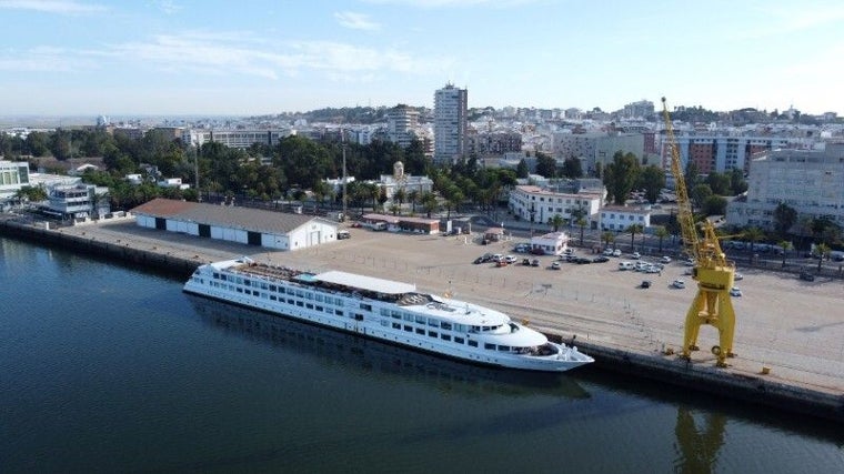 El buque fondeado en el Muelle de Levante