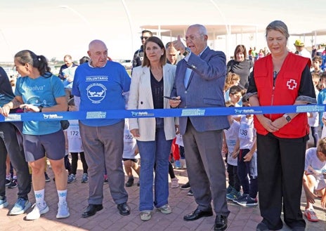Imagen secundaria 1 - Arriba, un niño entrega alimentos al personal de Cruz Roja, entidad colaboradora. Sobre estas líneas, el director de la Fundación Atlantic Copper, Antonio de la Vega, entre Teresa Herrera y Patricia Mauri