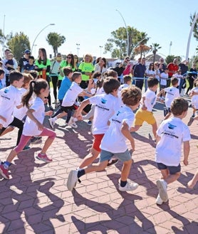 Imagen secundaria 2 - Arriba, un niño entrega alimentos al personal de Cruz Roja, entidad colaboradora. Sobre estas líneas, el director de la Fundación Atlantic Copper, Antonio de la Vega, entre Teresa Herrera y Patricia Mauri