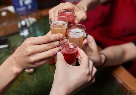 Jóvenes consumen alcohol en un local de ocio