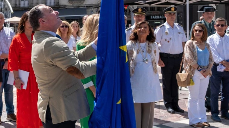Momento del izado de la bandera