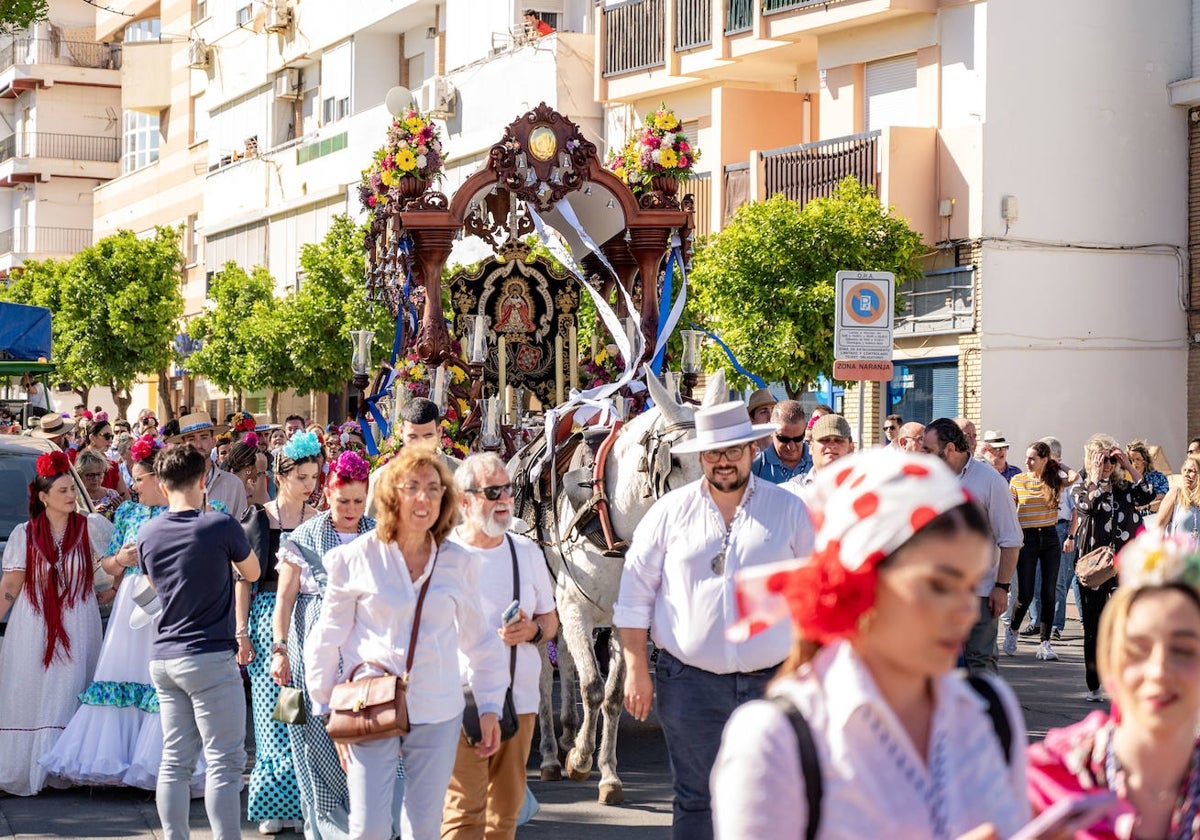 El simpecado de la filial onubense de Montemayor, este viernes tras su salida