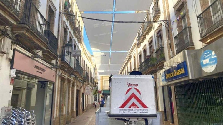 El Ayuntamiento comienza a instalar los toldos de las calles del centro