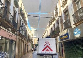 Colocación del entoldado de la calle Rábida el año pasado