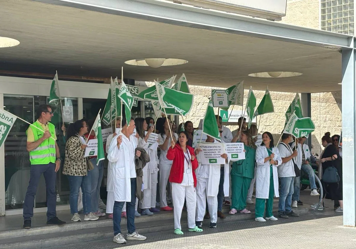 Protesta del sindicato Satse en el Hospital Juan Ramón Jiménez