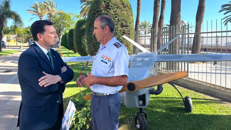 Alberto Santana con el coronel Carlos Maestro