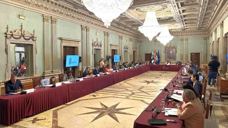 El Pleno del Ayuntamiento de Huelva solicita al Gobierno la rebaja del 50% del billete de tren para compensar el mal servicio