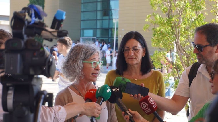 Ángela Sierra y María Antonia Peña, vicerrectora de estudiantes y rectora de la UHU, respectivamente