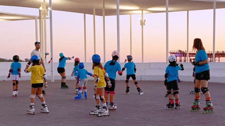 Niños patinando en el Paseo de la Ría