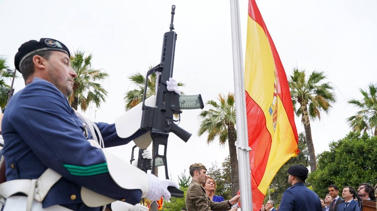 La bandera de España ya ondea en la plaza Doce de Octubre de Huelva