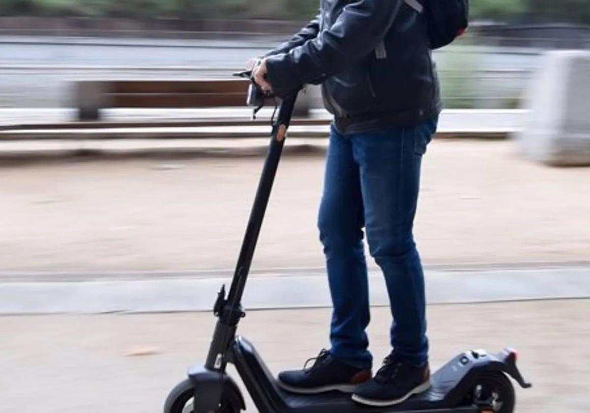 Una persona circulando con un patinete eléctrico