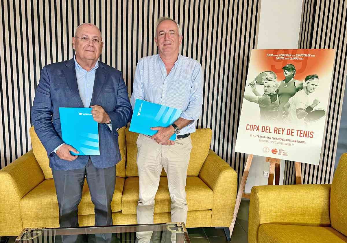Antonio de la Vega y Rafael Romero tras la firma del acuerdo