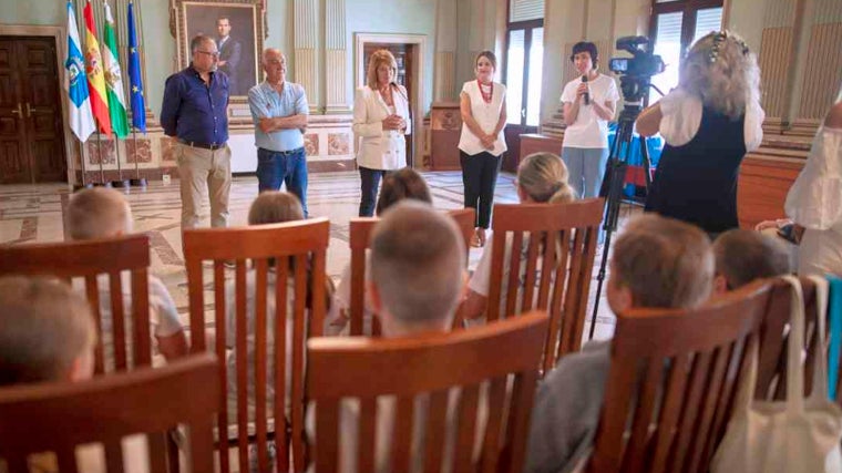 El Ayuntamiento recibe a los niños ucranianos que pasarán el verano acogidos por familias de Huelva