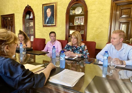 Imagen secundaria 1 - Reunión entre representantes del Ayuntamiento de Huelva y de la Asociación de la Prensa