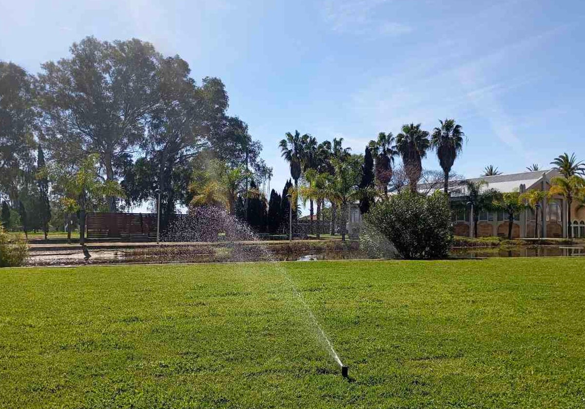 Aspersores riegan el parque de Zafra