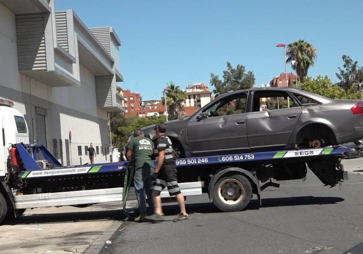 Retirada con la grúa de un coche abandonado