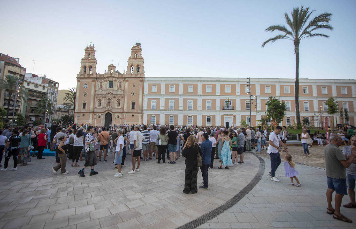 Así disfrutan los onubenses de la nueva plaza de la Merced: todas las imágenes de su 'estreno'