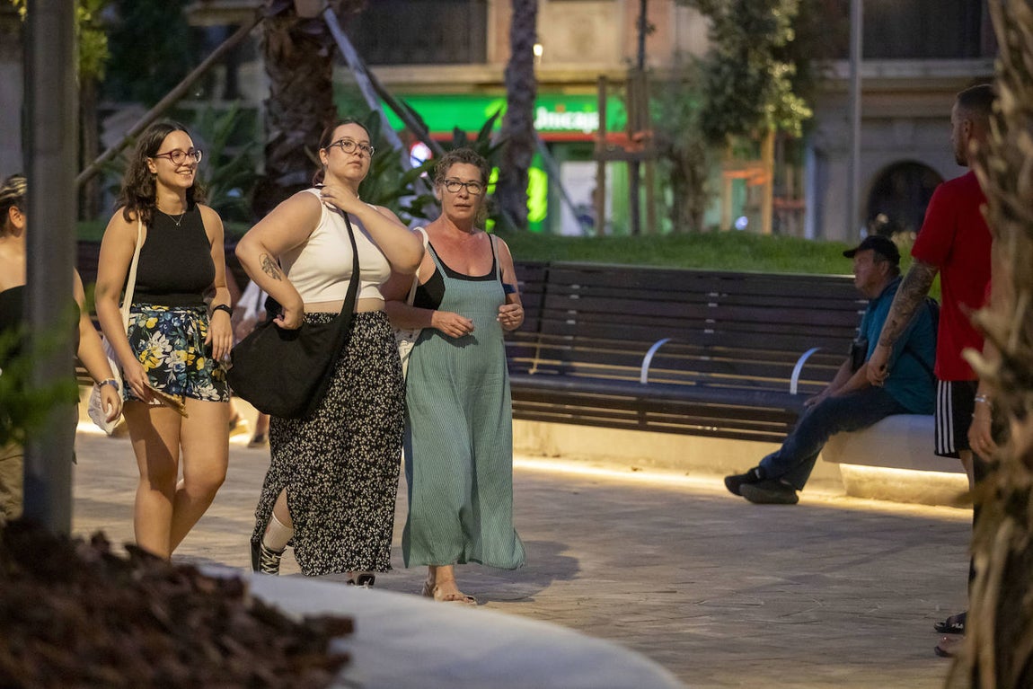 Así disfrutan los onubenses de la nueva plaza de la Merced: todas las imágenes de su &#039;estreno&#039;