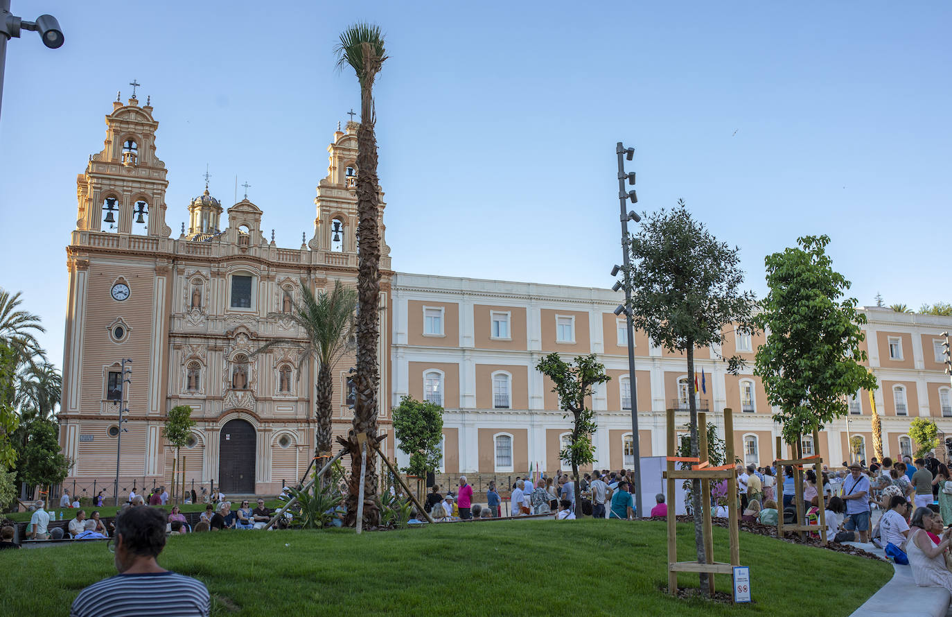Así disfrutan los onubenses de la nueva plaza de la Merced: todas las imágenes de su 'estreno'