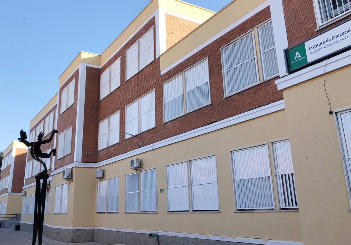 El renovado aspecto de la fachada del IES Diego de Guzmán y Quesada de Huelva