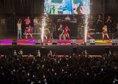 Imagen secundaria 1 - Omar Montes protagonizó en Colombinas el concierto más masivo de la historia de Huelva