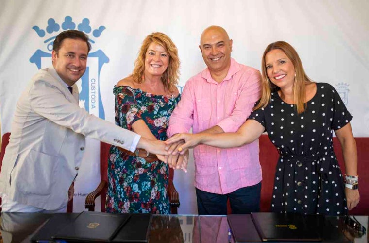 La alcaldesa junto al presidente de la Hermandad de Emigrantes, José Francisco Garrido