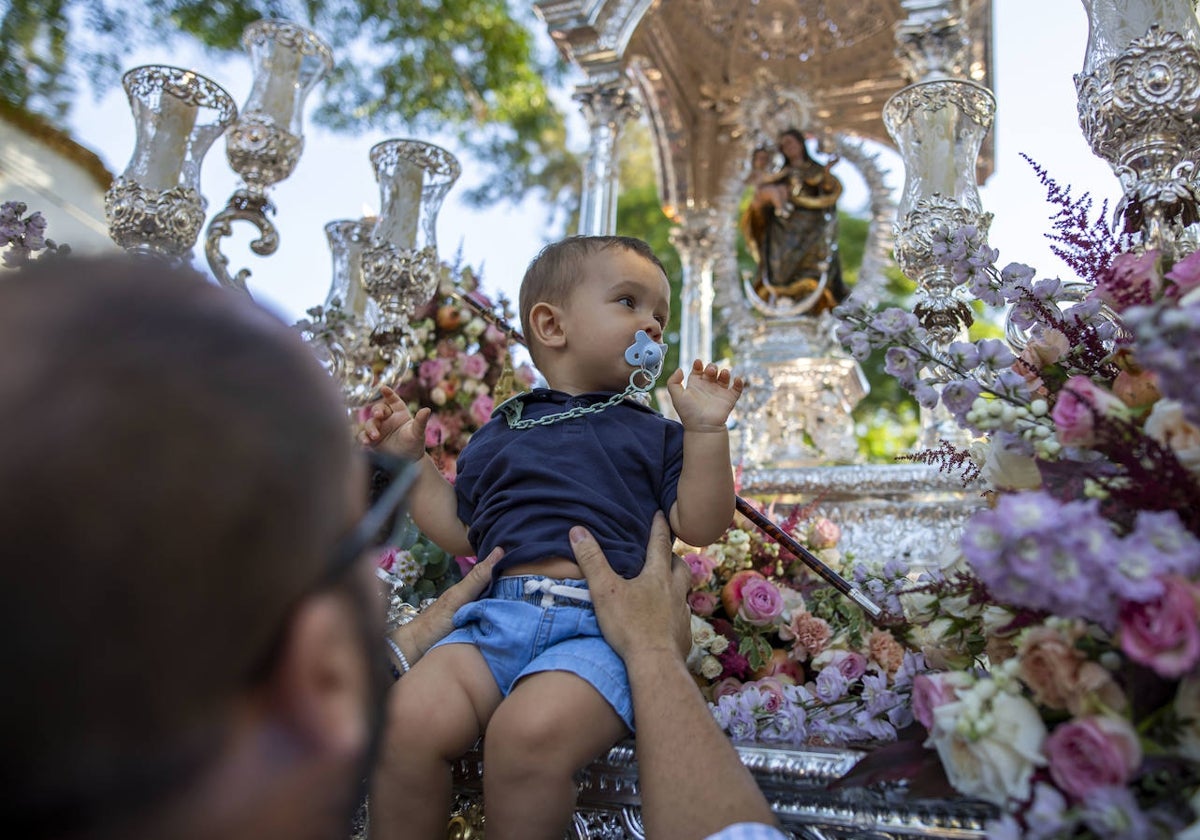 La bajada de la Virgen de la Cinta, patrona de Huelva, reunió a fieles de todas las edades