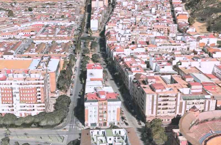 A la derecha, el comienzo de la Avenida Cristóbal Colón, junto a la plaza de toros