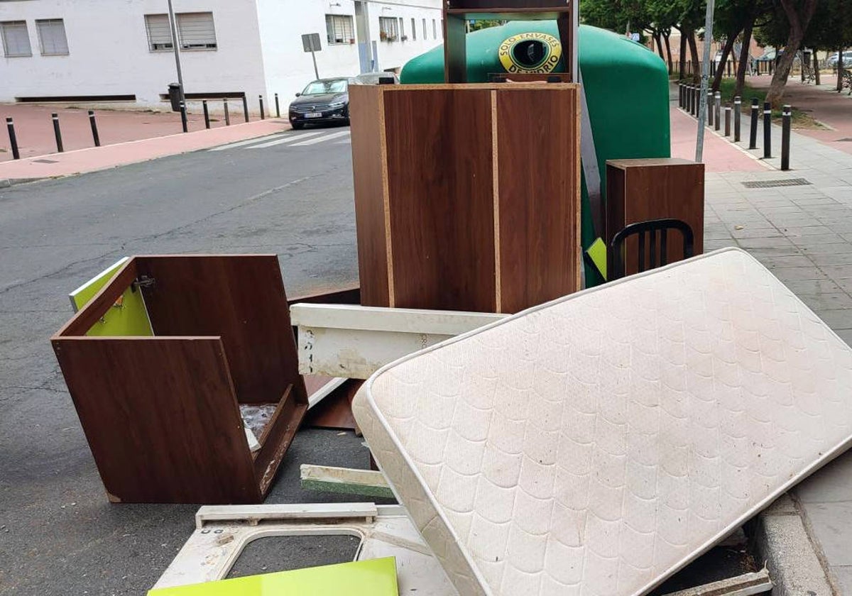 Voluminosos y muebles depositados junto a los contenedores de basura en Huelva capital