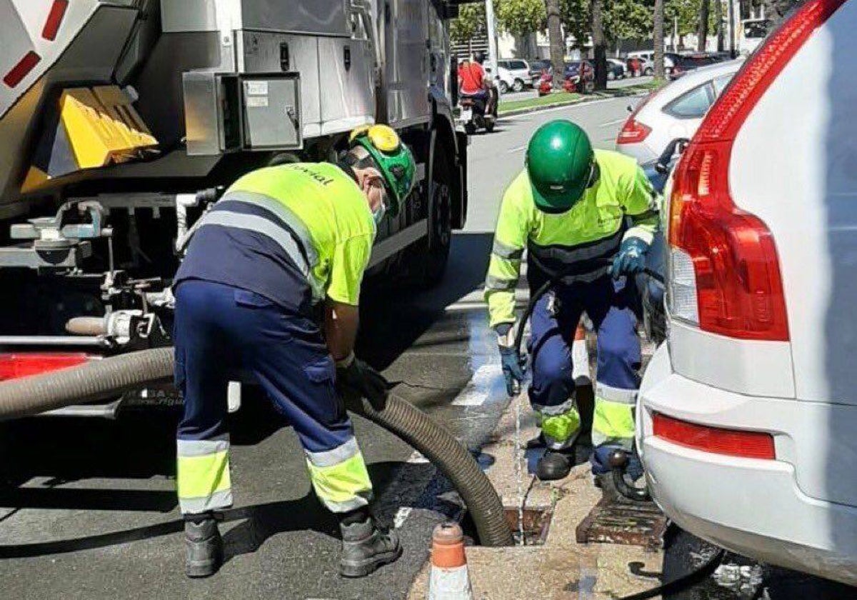Mantenimiento en una alcantarilla de Huelva