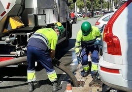 Mantenimiento preventivo para el otoño en 400 kilometros de red de alcantarillado y 14.000 sumideros de Huelva