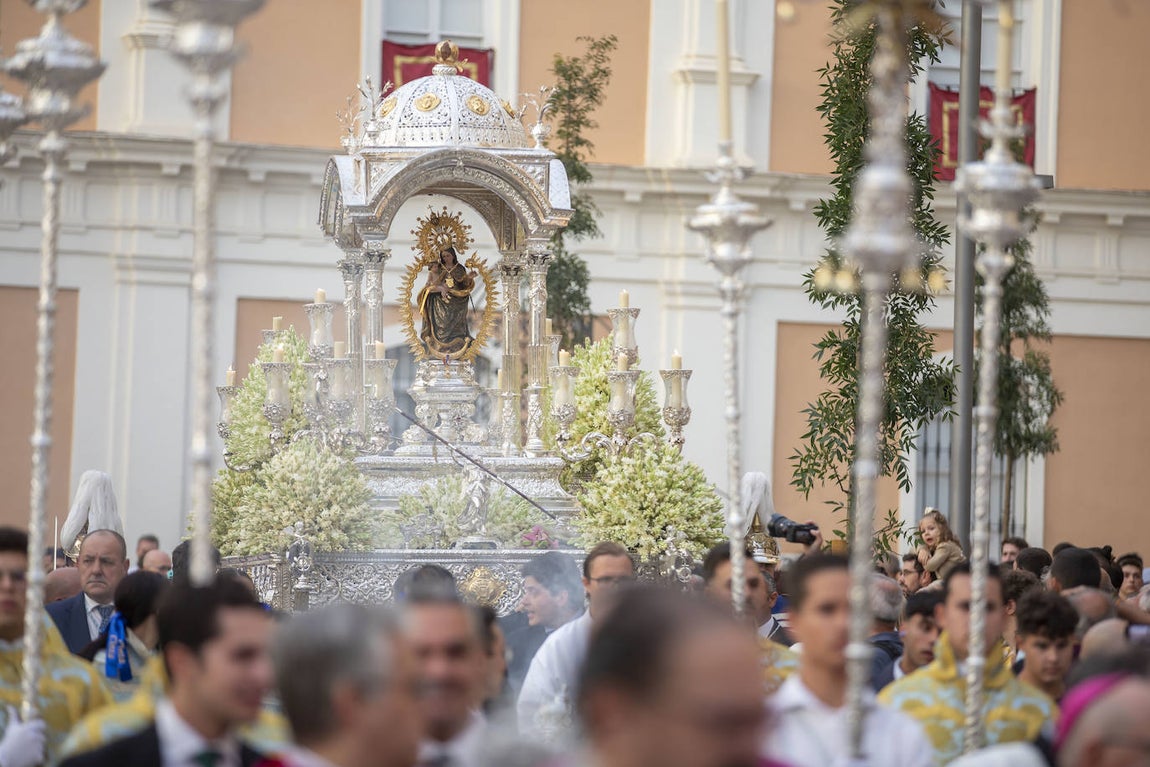 La Virgen de la Cinta se pasea entre el clamor de los onubenses