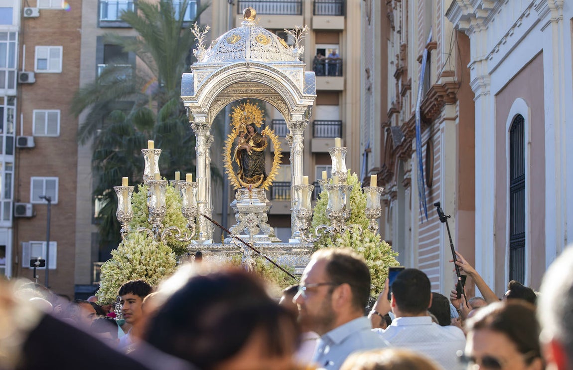 Una marea choquera acompaña a la Virgen de la Cinta hasta su santuario del Conquero