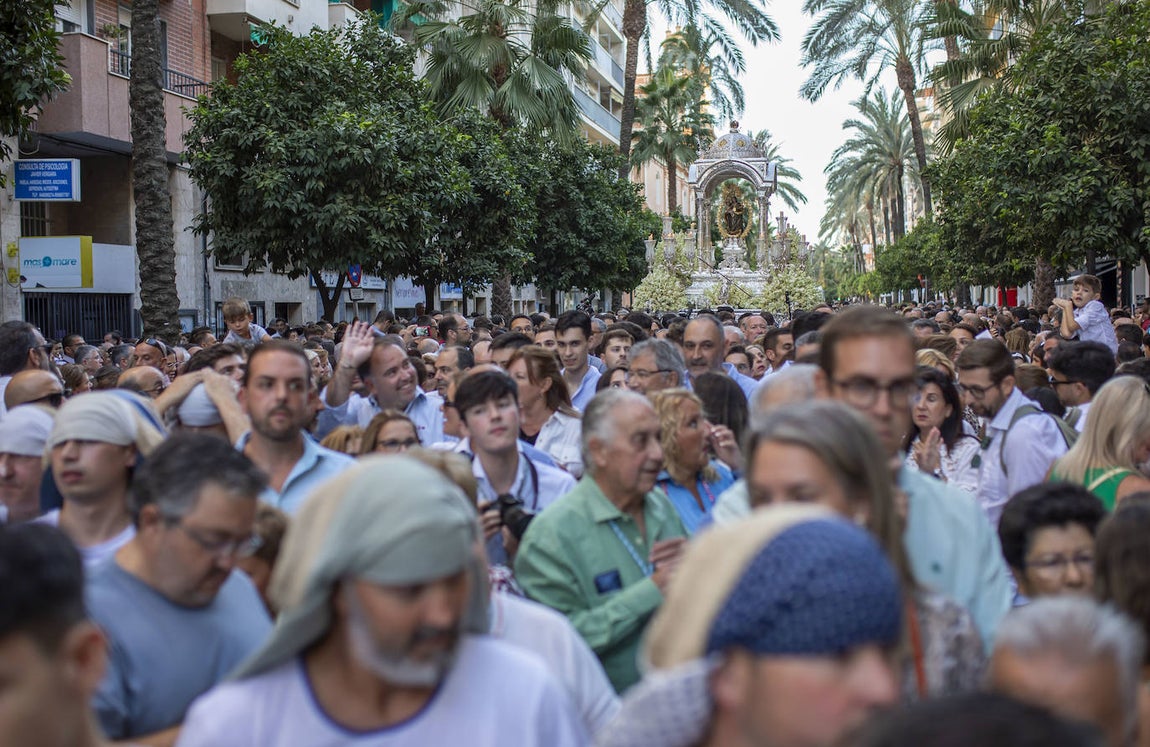 Una marea choquera acompaña a la Virgen de la Cinta hasta su santuario del Conquero