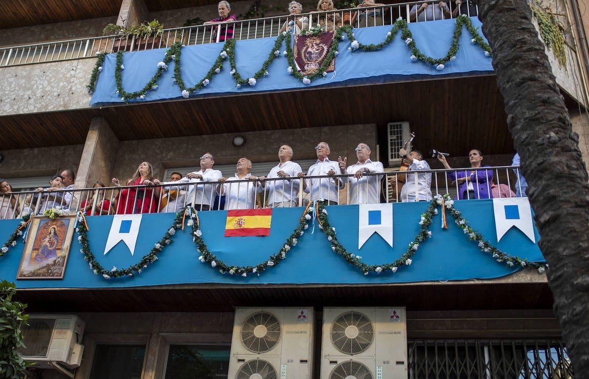 Una marea choquera acompaña a la Virgen de la Cinta hasta su santuario del Conquero