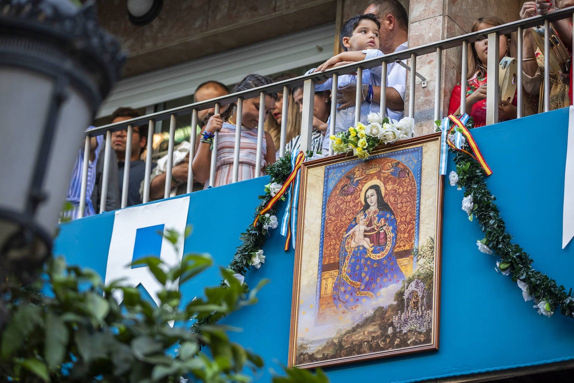 Una marea choquera acompaña a la Virgen de la Cinta hasta su santuario del Conquero